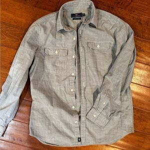 Men’s Vineyard Vines button down size M.